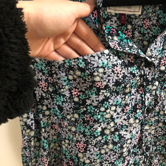 Comfy Floral Cropped Button Down Shirt - Picture 2 of 5